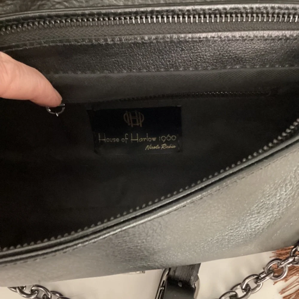 REDUCED HOUSE OF HARLOW 1960 BLACK LEATHER EMBELLISHED CRYSTAL BEE DECOR BAG - Picture 5 of 13